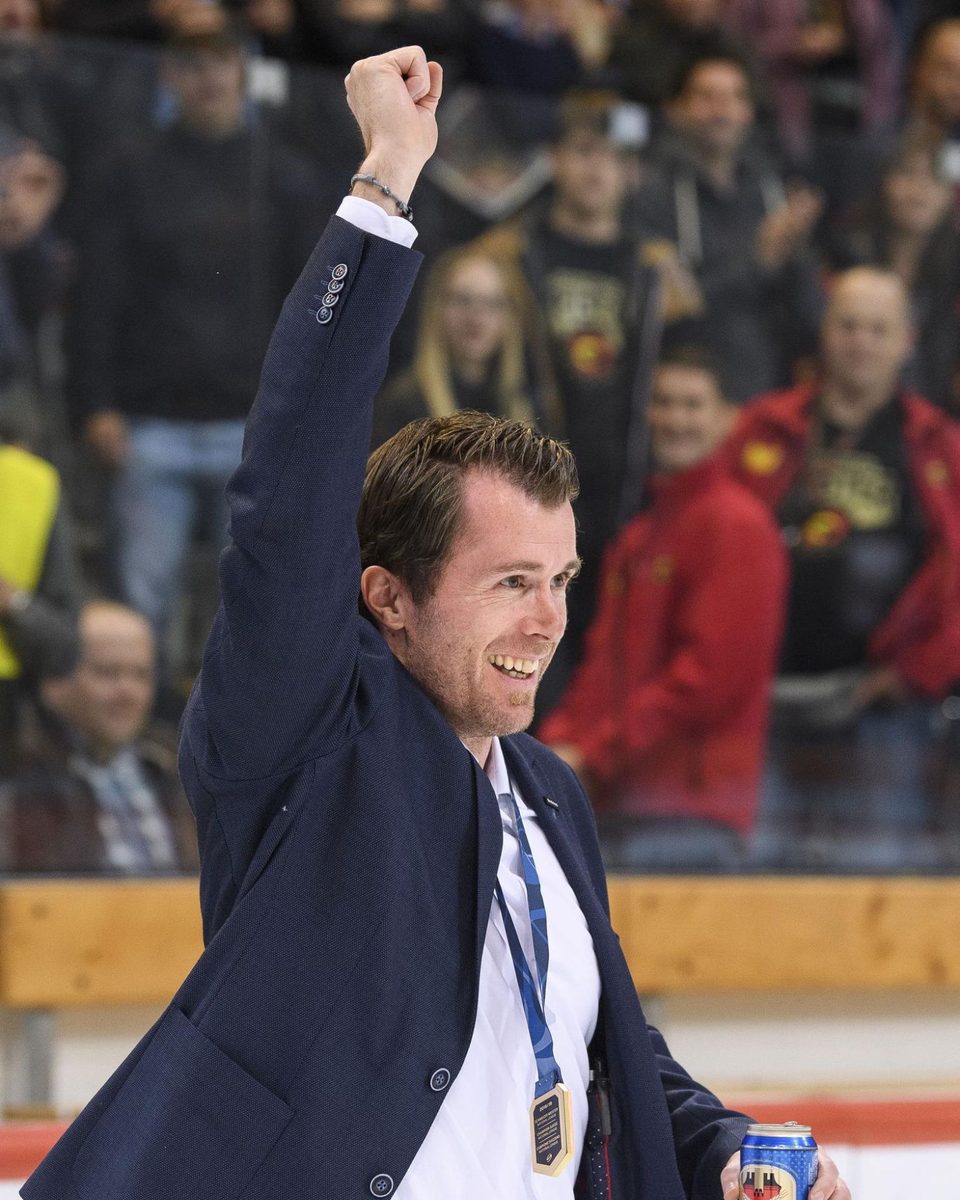 Alex Chatelain feiert den Meistertitel 2019 als Sportchef des SC Bern