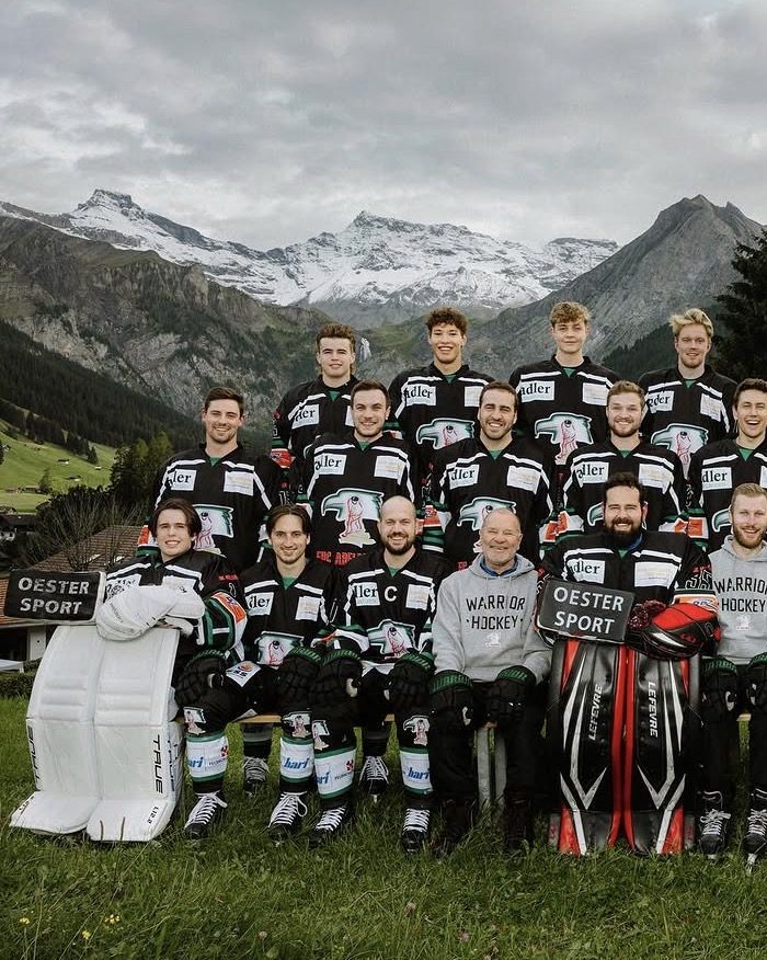 Teamfoto EHC Adelboden, Janis Chatelain links im Goalie-Dress