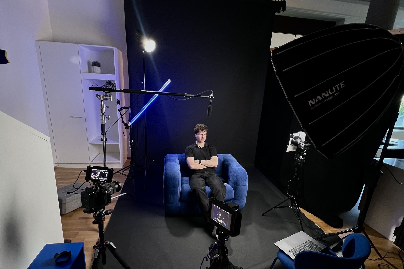 Janis Chatelain am Set im Studio