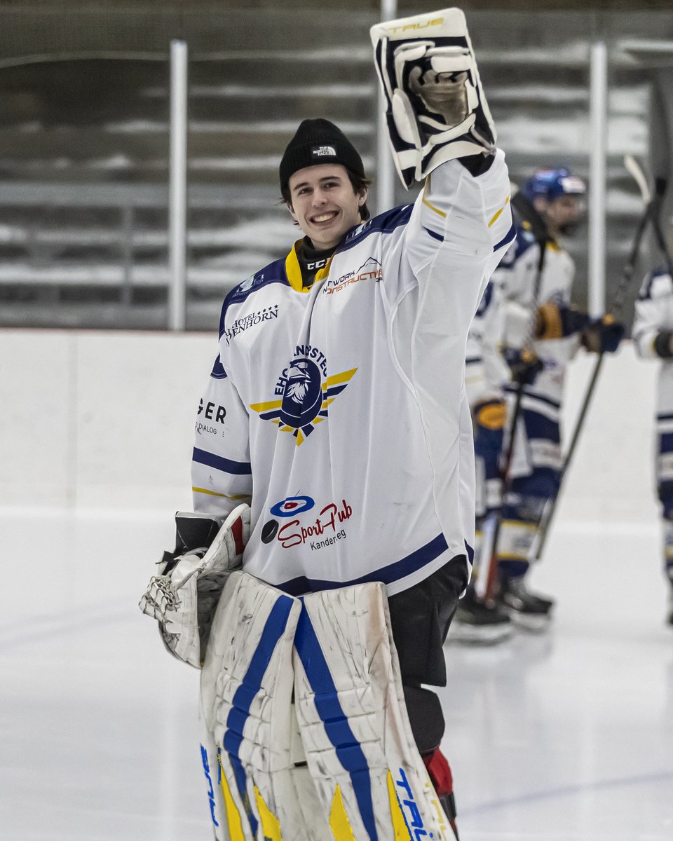 Janis Chatelain winkt nach einem Sieg mit dem EHC Kandersteg