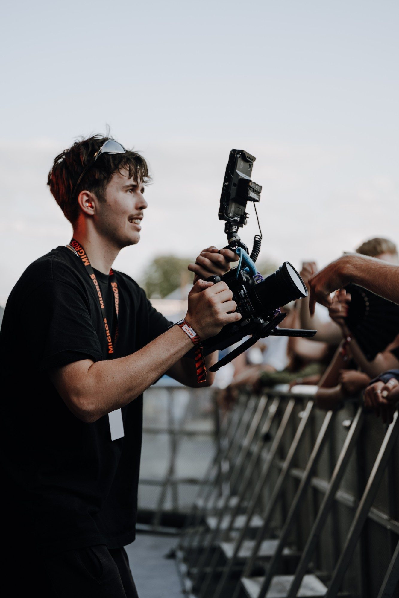 Janis Chatelain mit der Videokamera an einem Festival
