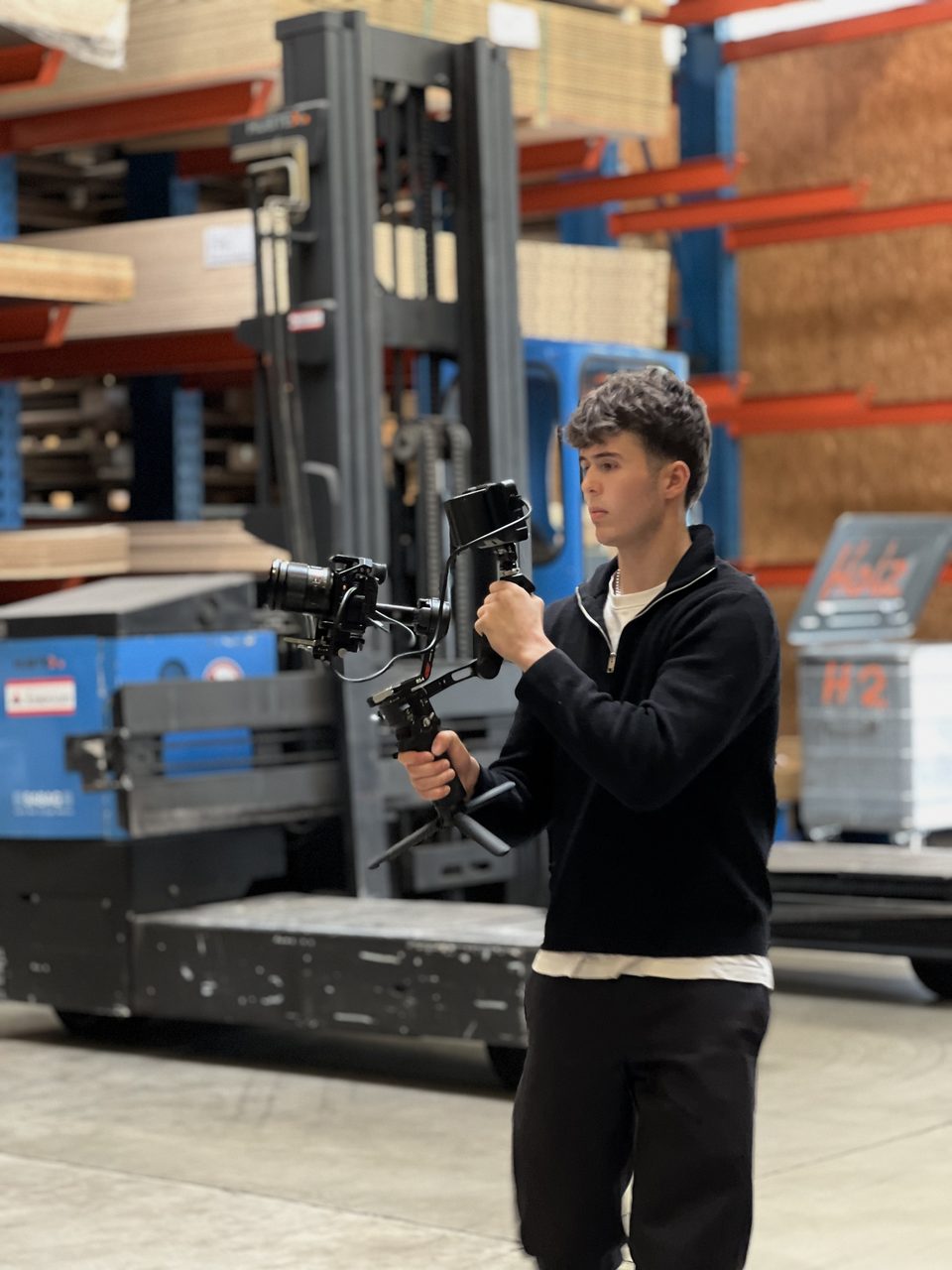 Janis Chatelain dreht mit dem Gimbal in einem Lager