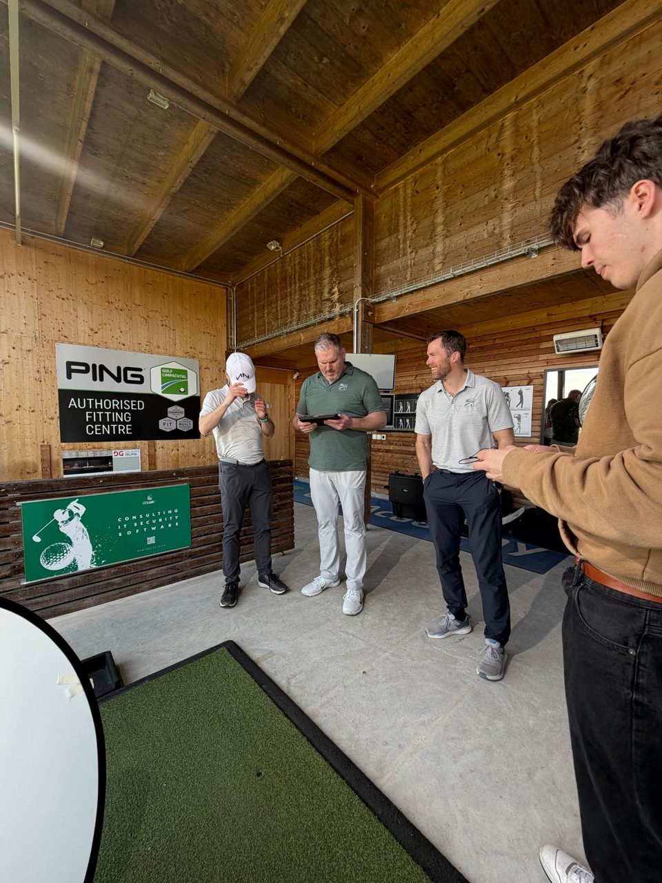 Shooting bei Golf Limpachtal mit Alex Chatelain, Mark Streit und Christian Stucki, rechts Janis Chatelain