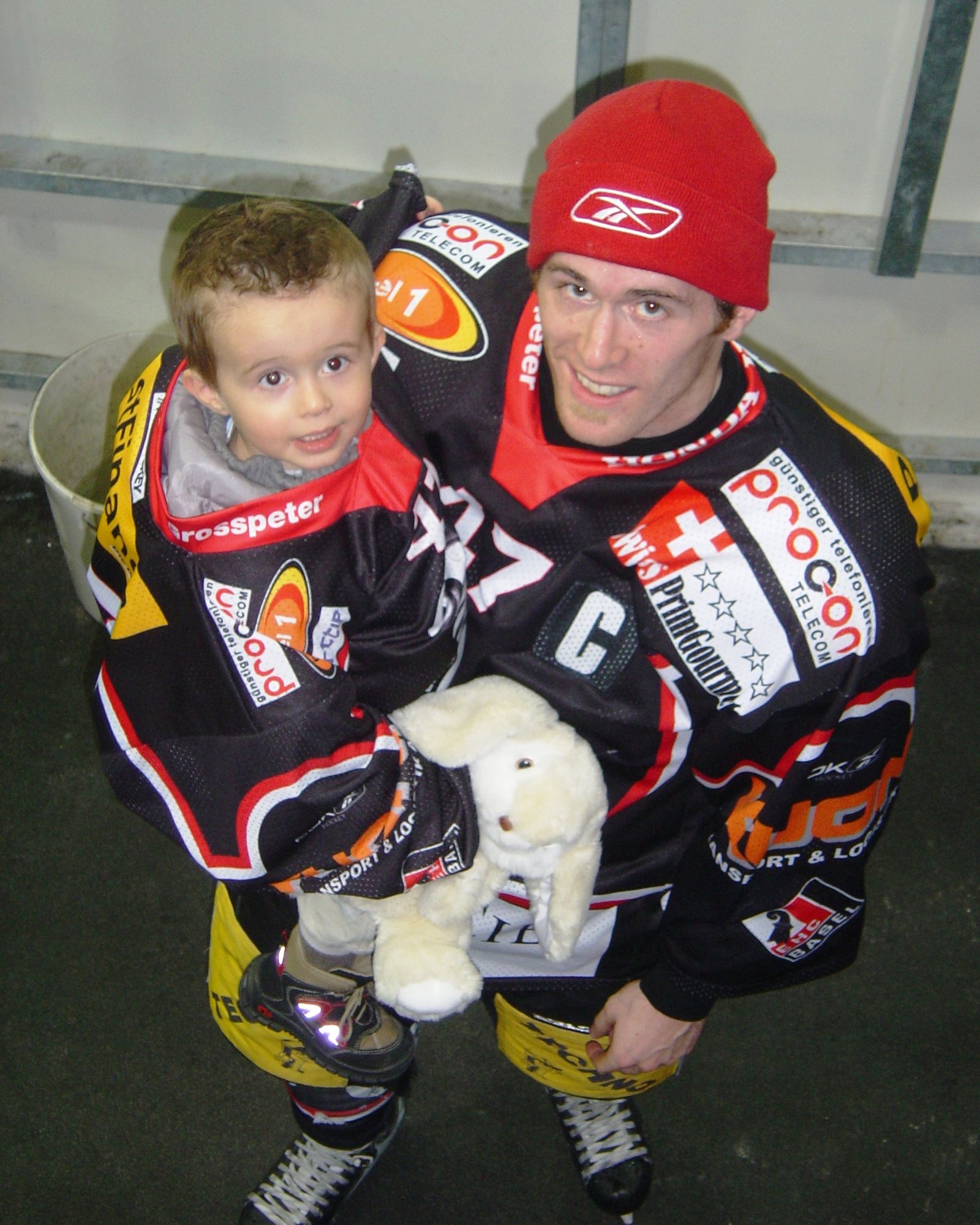 Janis Chatelain als Kleinkind mit Vater Alex Chatelain im Dress des EHC Basel