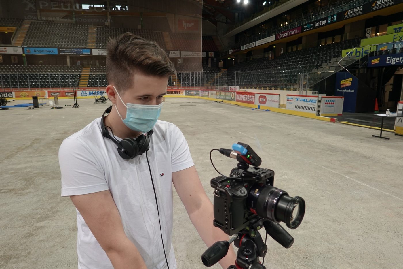 Janis Chatelain mit Kamera auf dem Stativ in der Eishalle des SC Bern