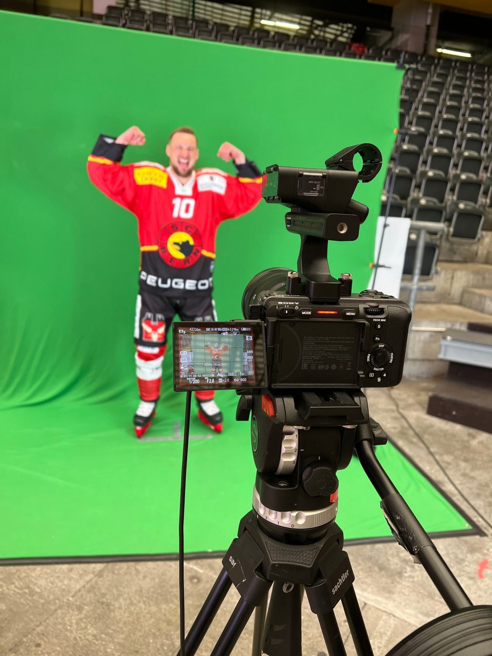 Greenscreen-Dreh mit einem Spieler des SC Bern, Kamera im Vordergrund