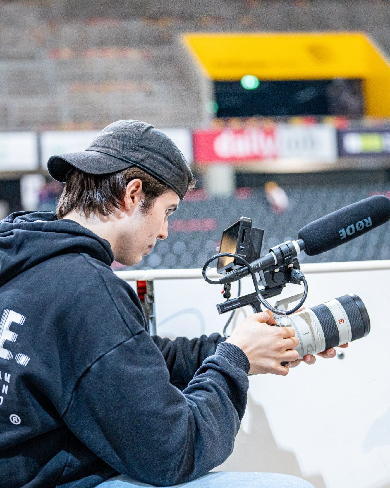 Janis Chatelain mit Kamera und Mikrofon bei einem Videodreh für den SC Bern