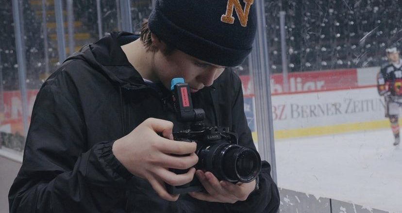 Janis Chatelain filmt mit der Kamera am Spielfeldrand beim SC Bern