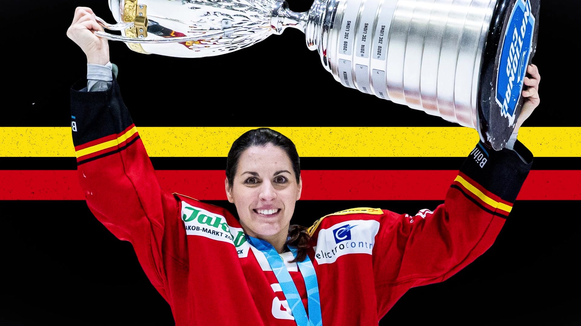 Standbild aus dem Playoff-Trailer der SC Bern Frauen: Spielerin stemmt einen Pokal