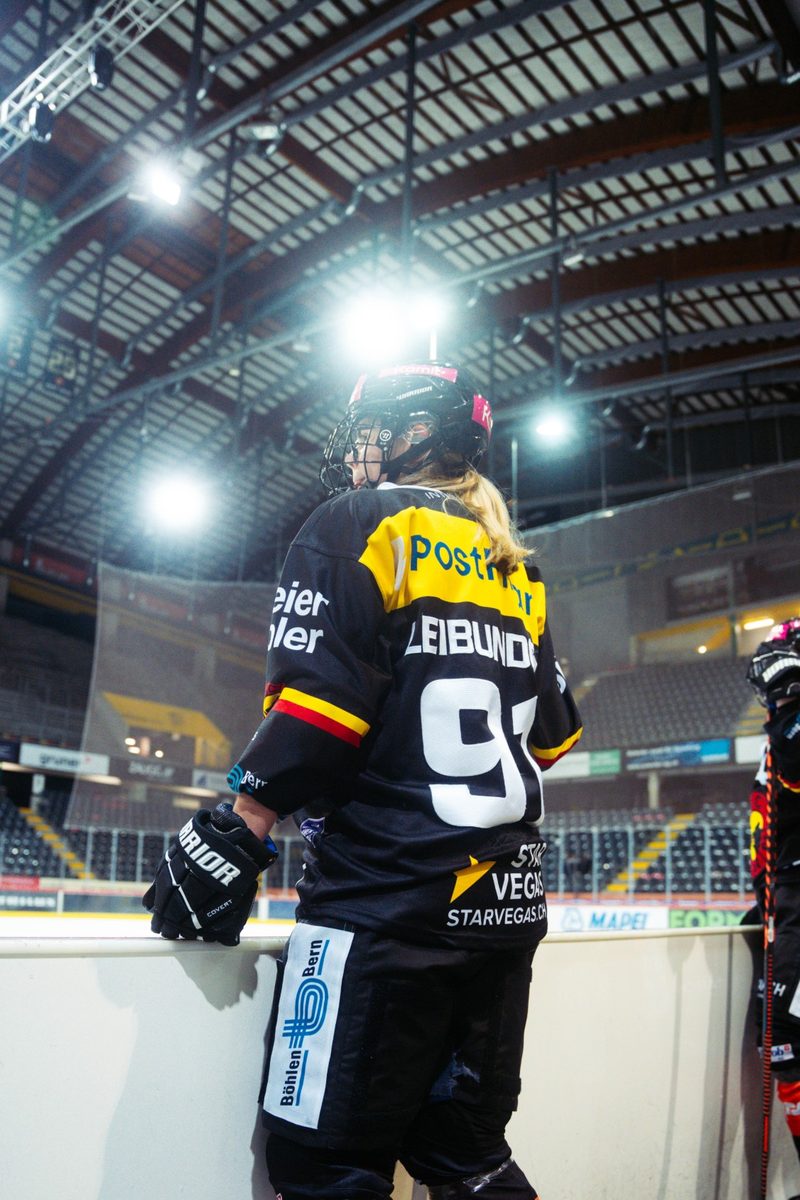 Spielerin der SC Bern Frauen an der Bande