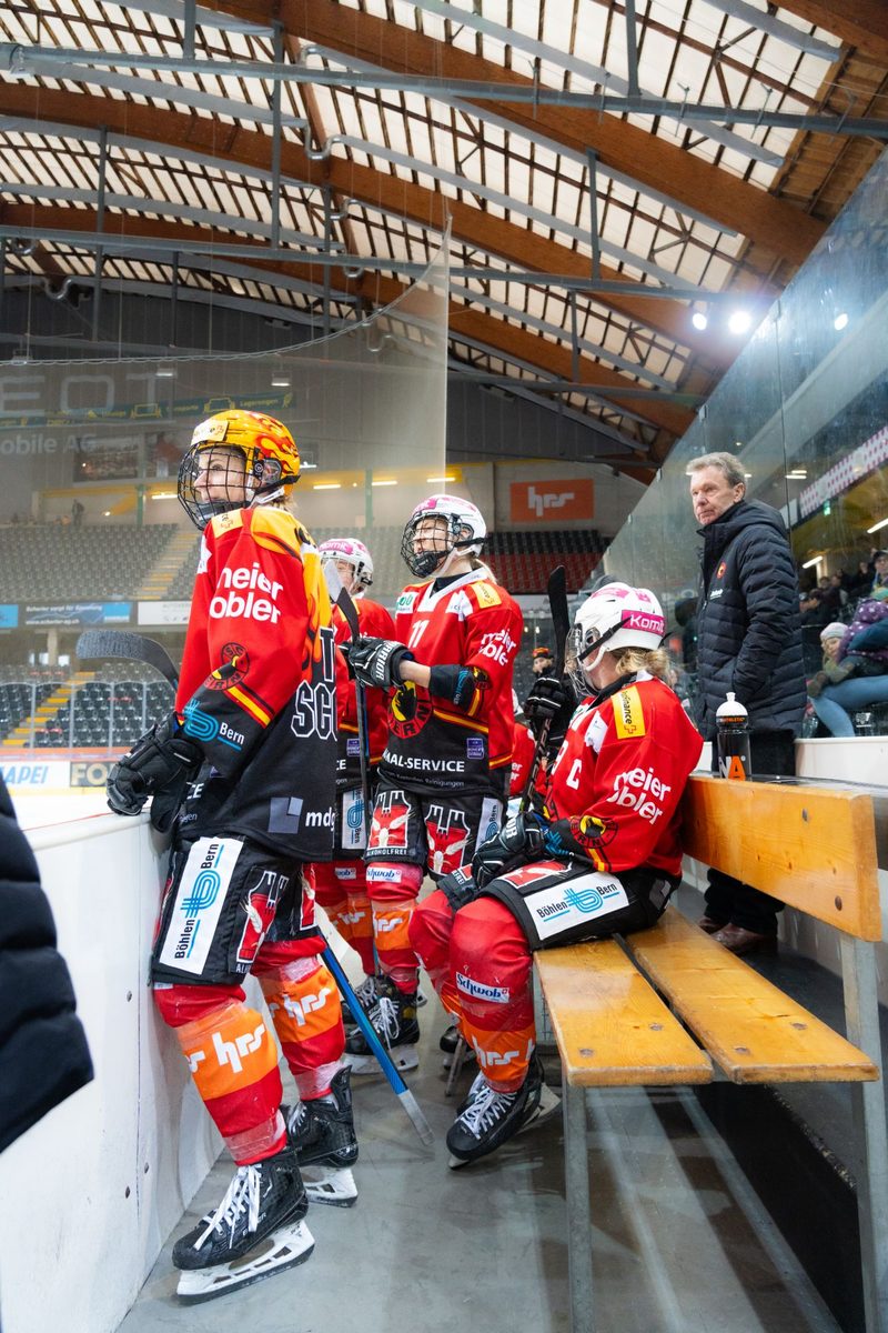 SC Bern Frauen an der Bande in der Eishalle