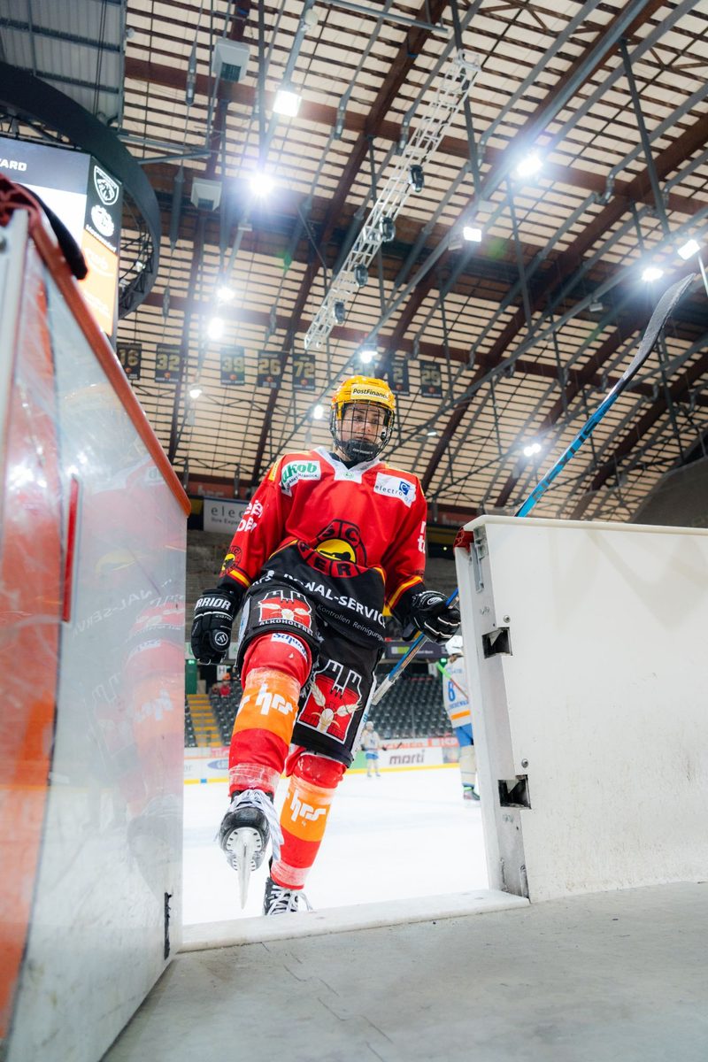 Spielerin der SC Bern Frauen verlässt das Eis