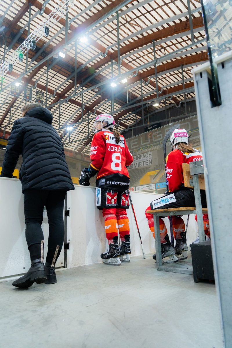 SC Bern Frauen an der Spielerbank